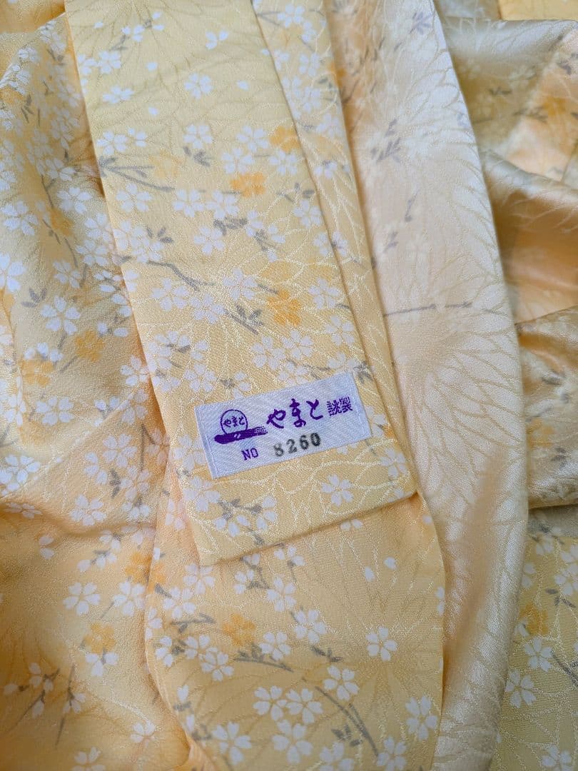 きものやまと誂製 カラー長襦袢 薄黄地に桜 半襟付き