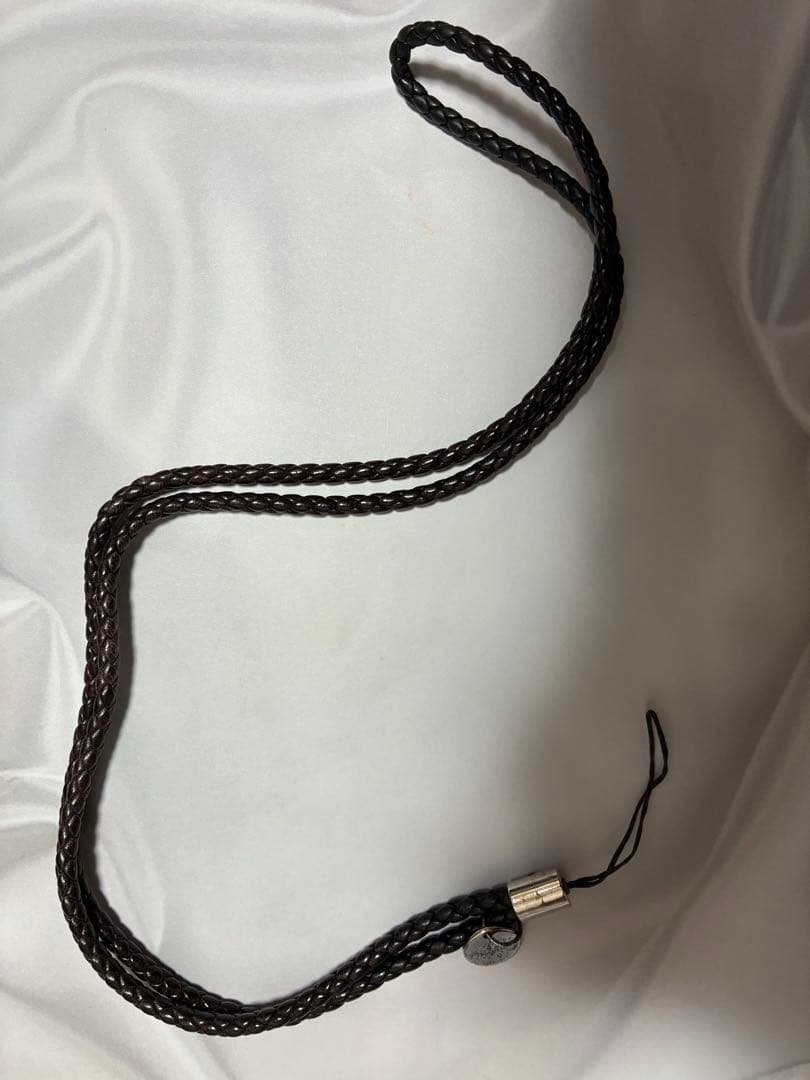 ボッテガ茶系の編み込みレザー ストラップ。長さ45cm