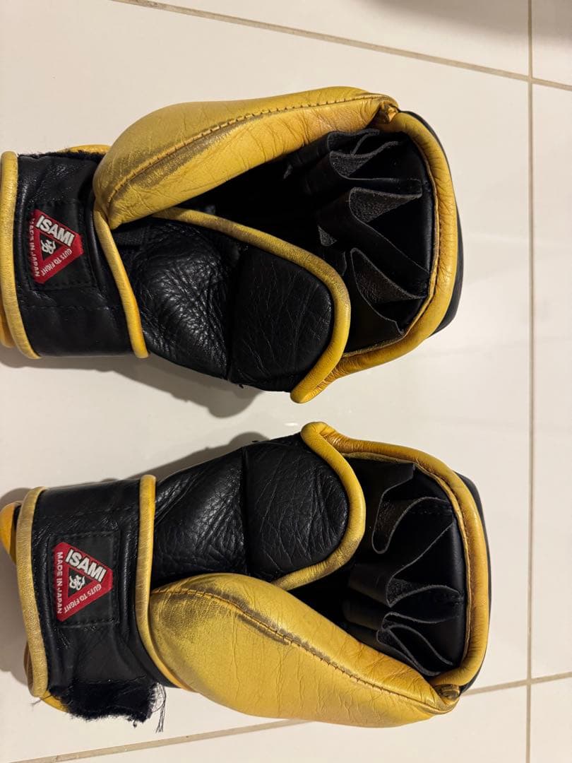 ISAMI パウンドグローブ 黒/黄(金)