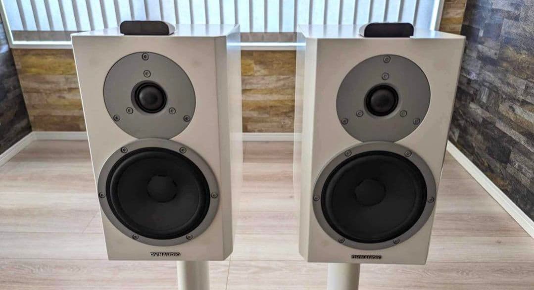 Dynaudio Xeo 4フロアスピーカーとスタンド2個セット、サテンホワイト