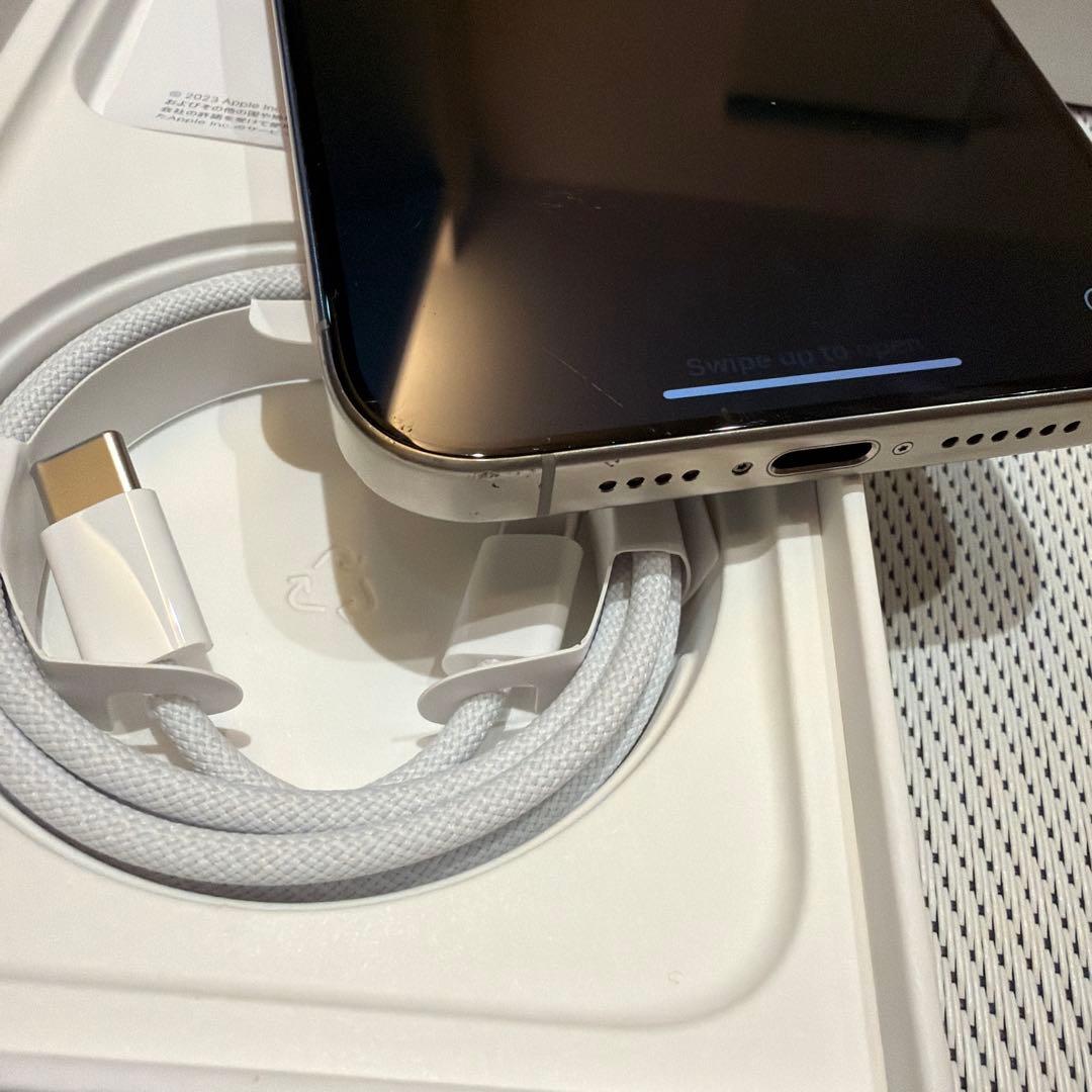 iPhone 15 Pro Max 本体 ナチュラルチタニウム　充電ケーブル付き
