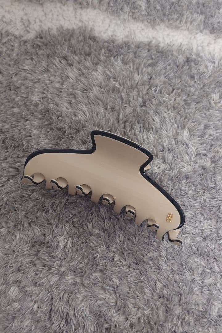 アレクサンドルドゥパリ クリーム×ブラック ヘアクリップ LISERAI