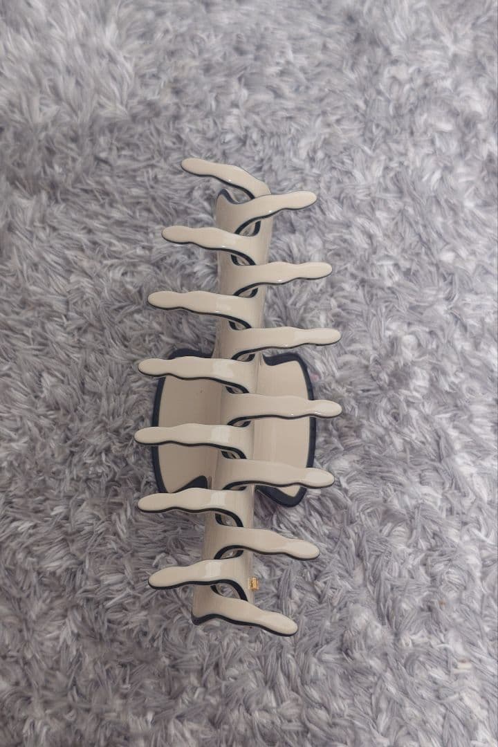 アレクサンドルドゥパリ クリーム×ブラック ヘアクリップ LISERAI