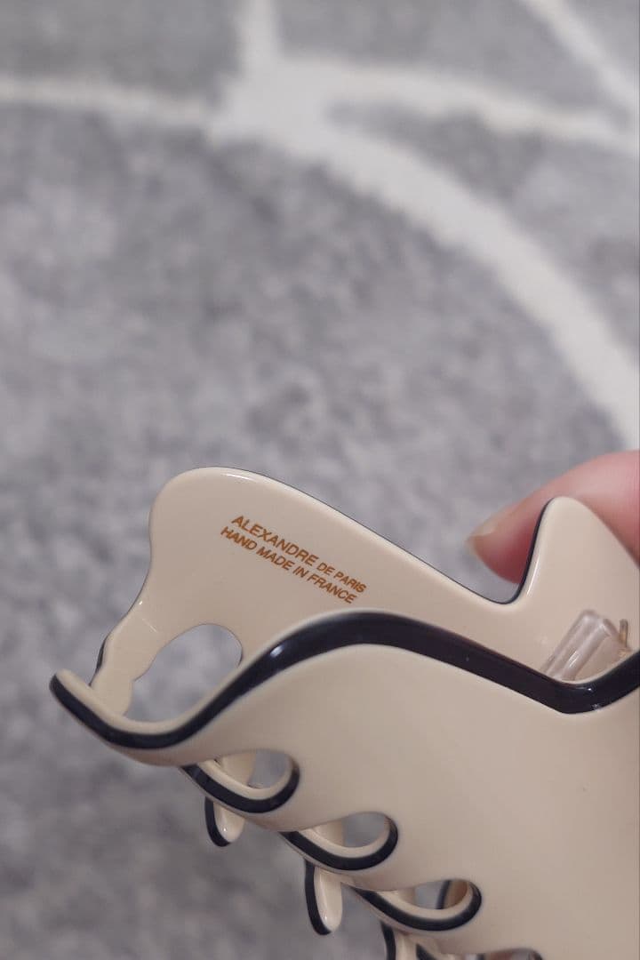 アレクサンドルドゥパリ クリーム×ブラック ヘアクリップ LISERAI
