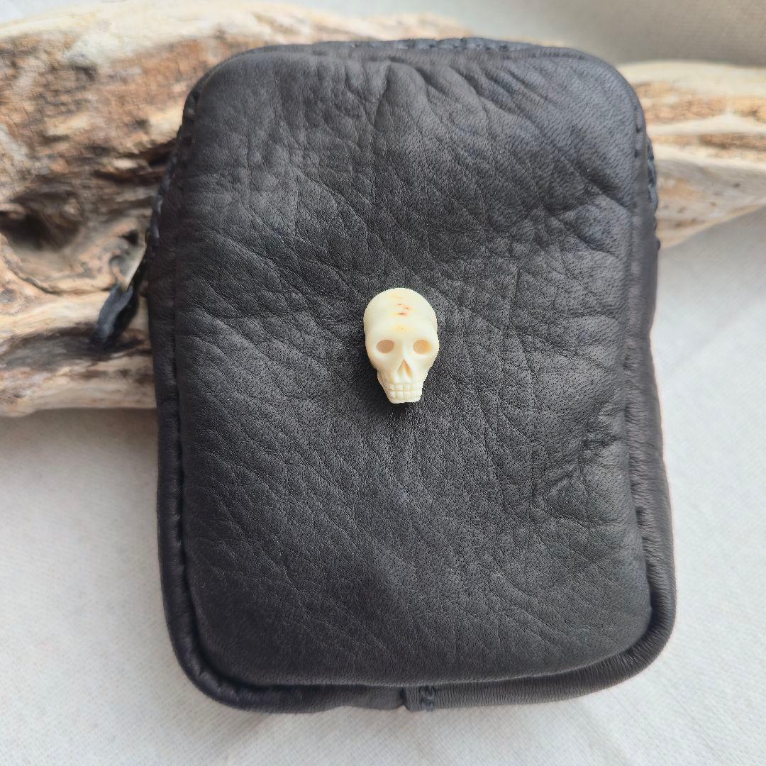 鹿革のシガレットケース 鹿角スカルボタン