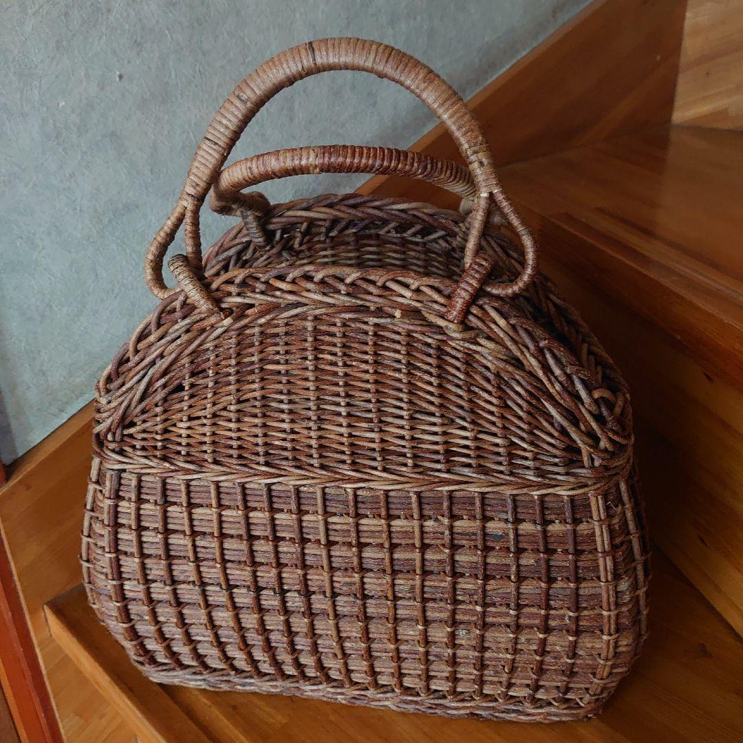 籐製ブラウンハンドバッグ