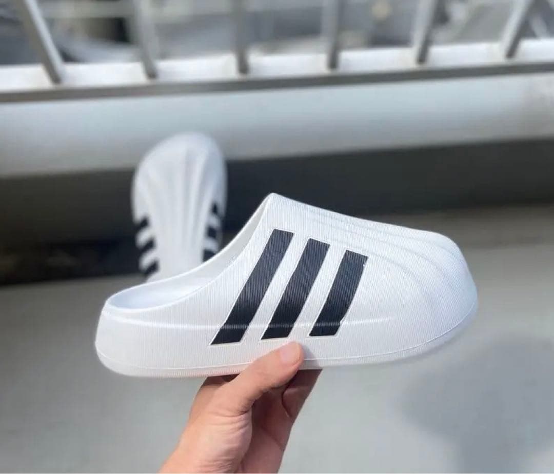 アディダスadidasサンダル　スリッパ43(270cm)