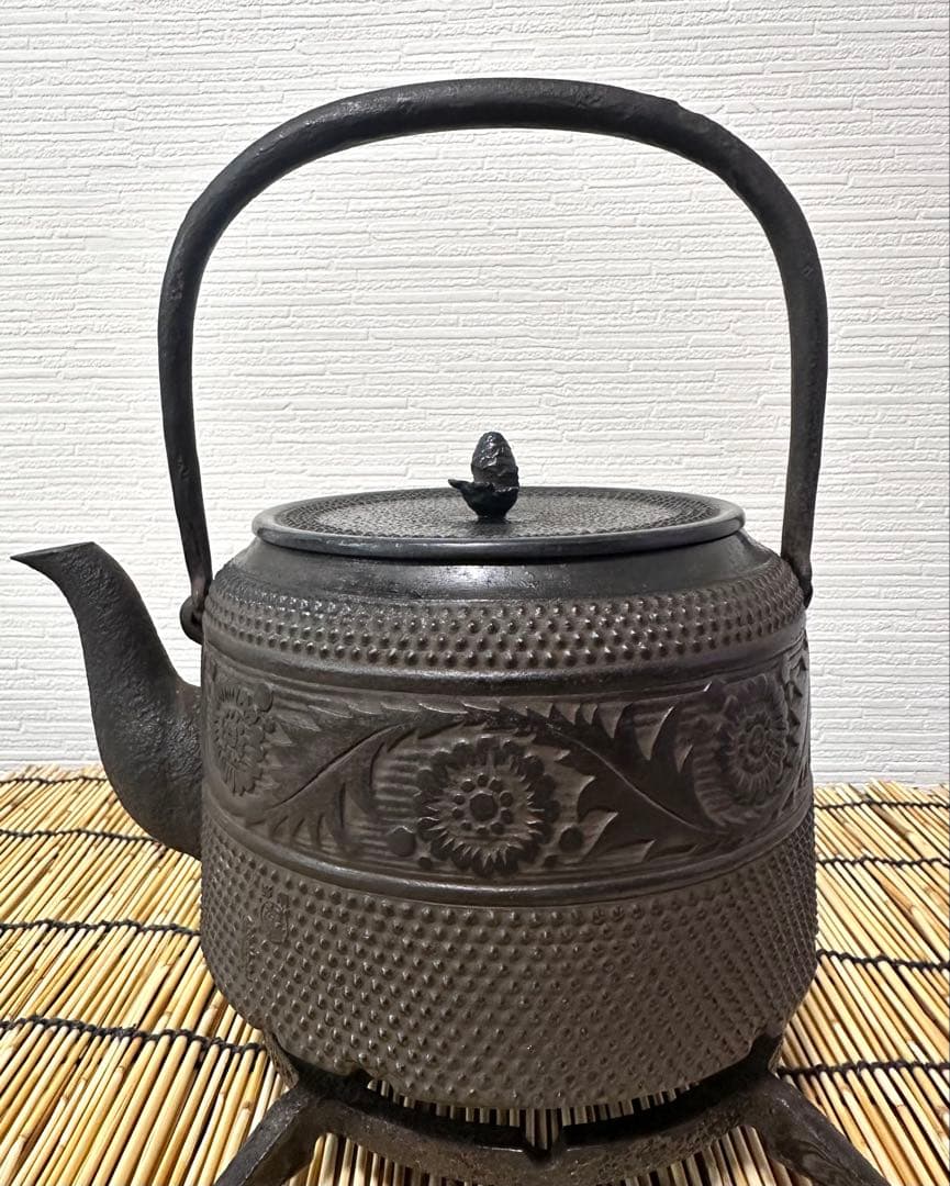 未使用品　昭和期南部岩鋳造　１５型草華文様　南部鉄瓶　南部鉄器　鉄瓶