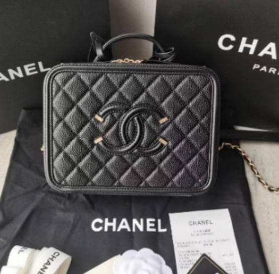 ブラックレザーショルダーバッグ