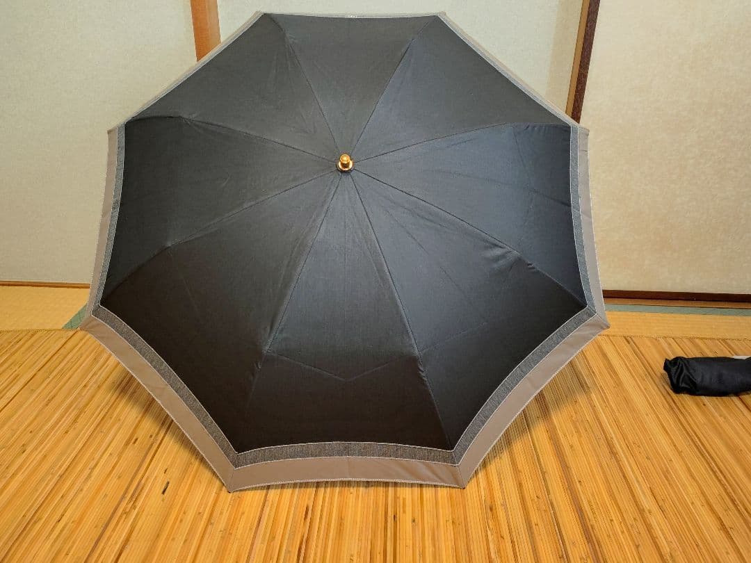 新品未使用セリーヌ、晴雨兼用折りたたみ傘 黒とベージュツートンカラー 男女兼用