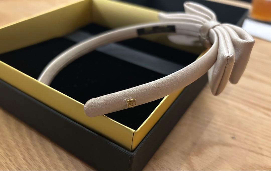 アレクサンドルドゥパリ サテンリボンカチューシャ ベージュ　巾着付