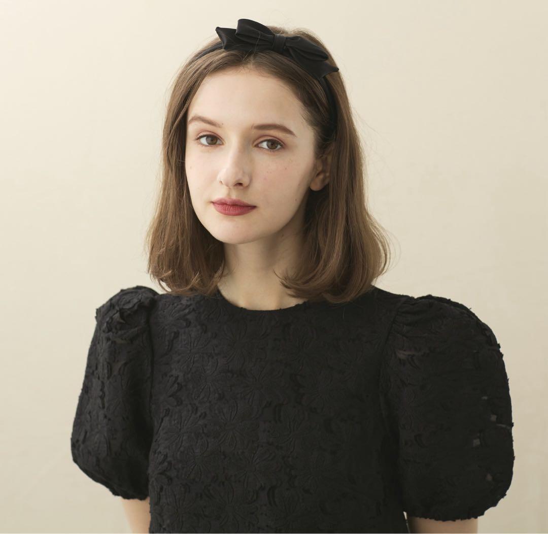 アレクサンドルドゥパリ サテンリボンカチューシャ ベージュ　巾着付