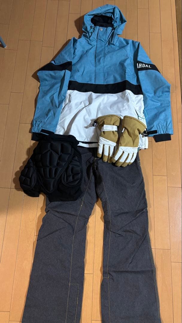スキー、スノーボード用ウェアセット（ジャケット・パンツ・手袋・プロテクター）