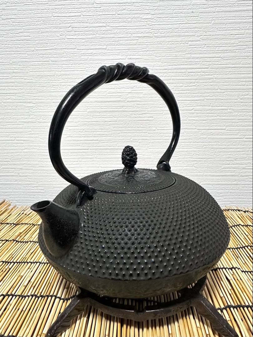 未使用品、供箱、栞、取説付　南部名工金秀 及春鋳造捻鉉算盤形アラレ南部鉄瓶