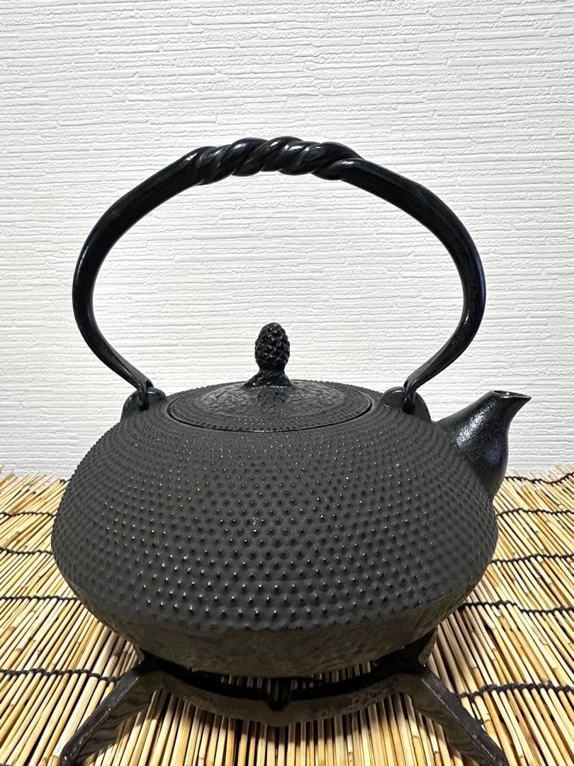 未使用品、供箱、栞、取説付　南部名工金秀 及春鋳造捻鉉算盤形アラレ南部鉄瓶