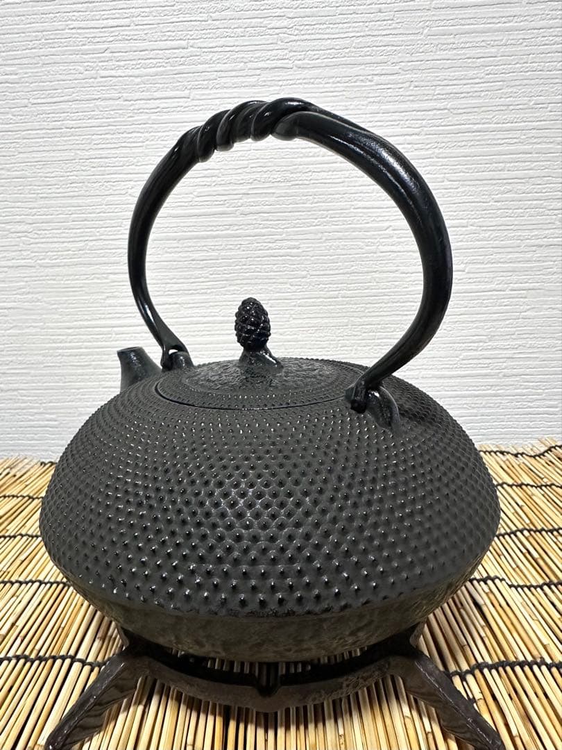 未使用品、供箱、栞、取説付　南部名工金秀 及春鋳造捻鉉算盤形アラレ南部鉄瓶