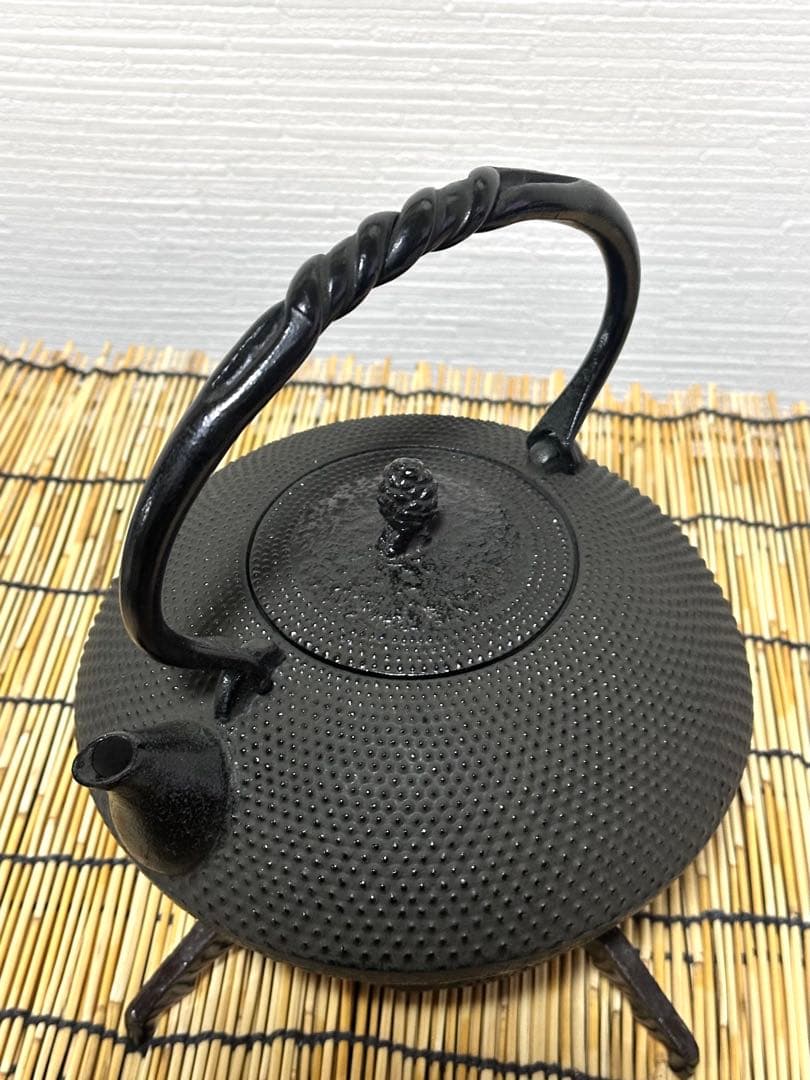 未使用品、供箱、栞、取説付　南部名工金秀 及春鋳造捻鉉算盤形アラレ南部鉄瓶