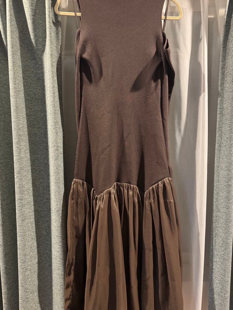 新品紙タグ付き　SNIDEL コールドショルダーニットワンピース BRW