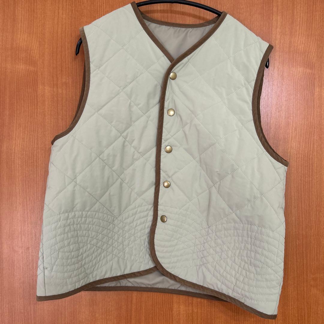 北欧暮らしの道具店　ベスト　よしいちひろさんコラボ　ライトカーキ