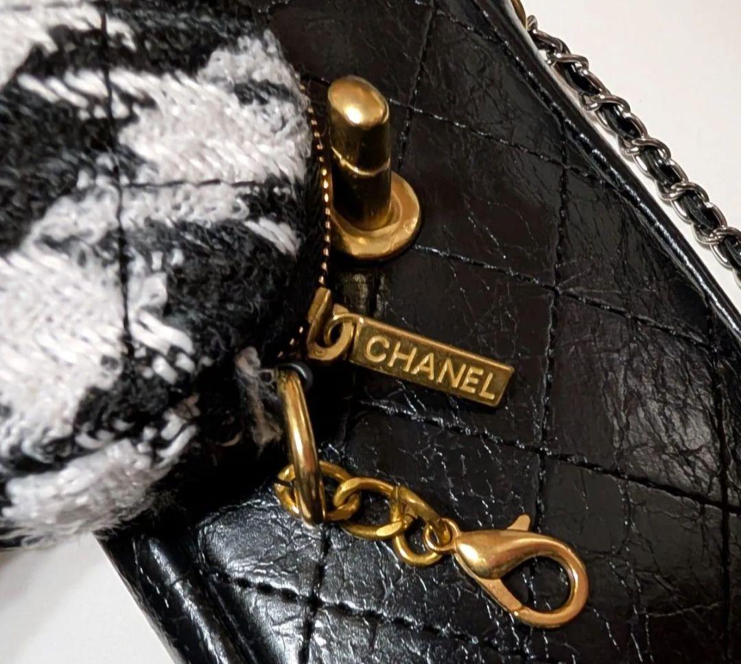 CHANEL ショルダーチェーン付きスマホホルダー& ミニポーチ