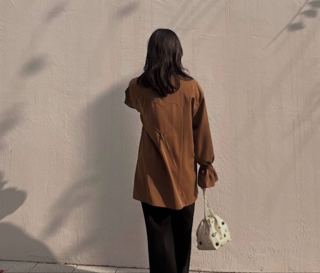 トップス BACK HEART DESIGN OVER BLOUSE