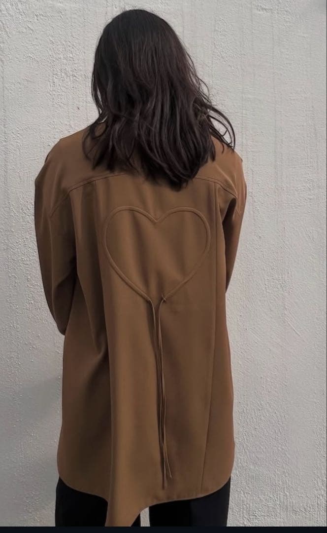 トップス BACK HEART DESIGN OVER BLOUSE