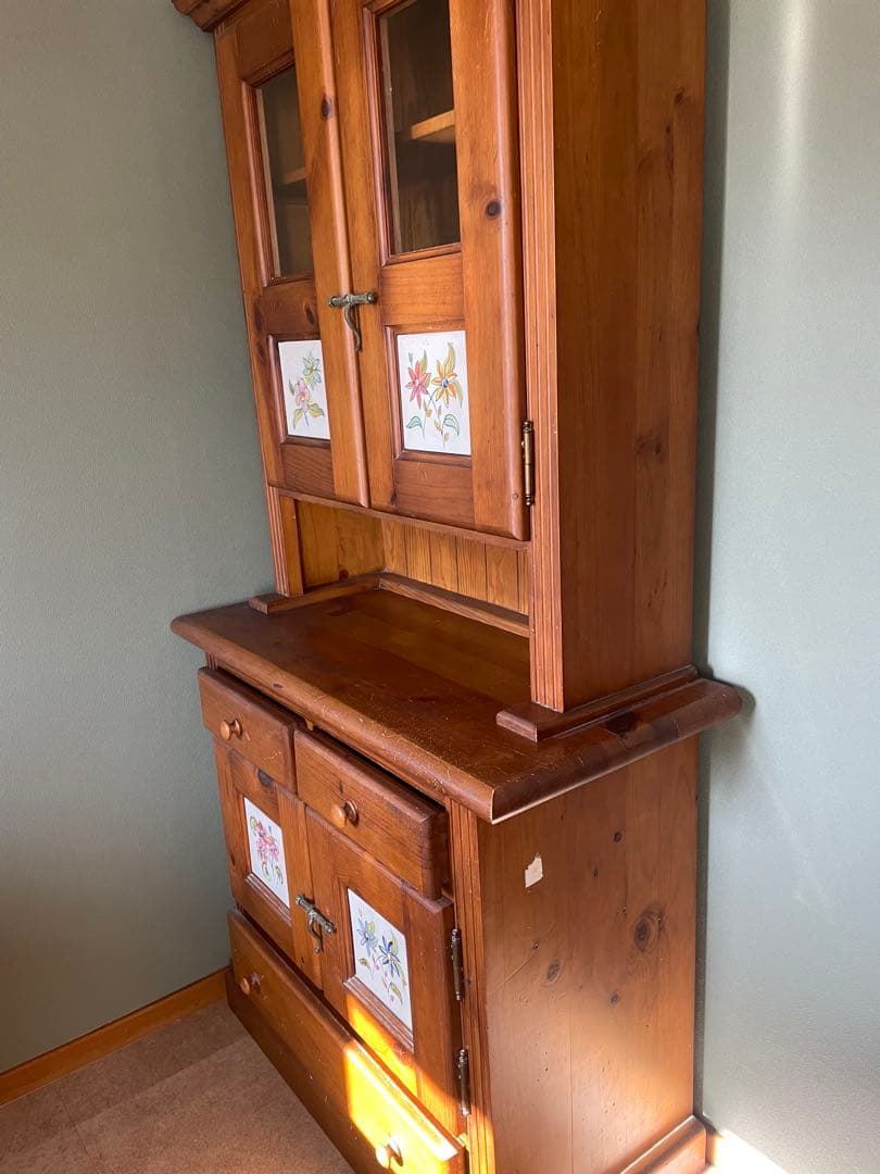 スペインタイル　食器棚