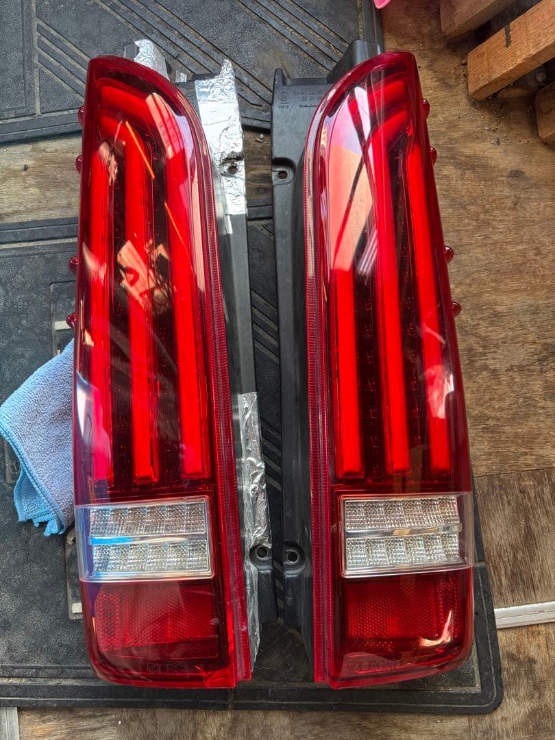 訳あり格安出品　ハイエースヴァレンティ×レガンス レボ タイプ2 テールライト