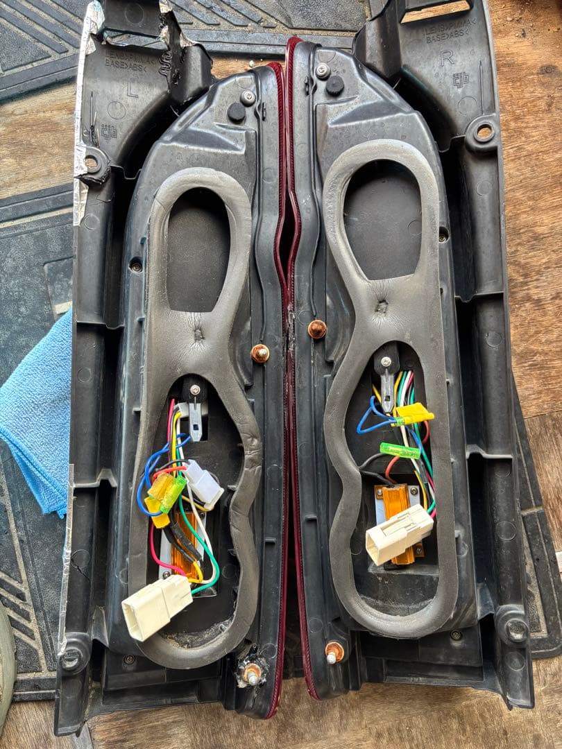 訳あり格安出品　ハイエースヴァレンティ×レガンス レボ タイプ2 テールライト