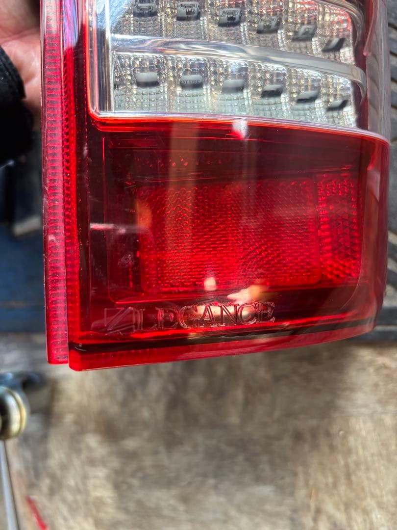 訳あり格安出品　ハイエースヴァレンティ×レガンス レボ タイプ2 テールライト