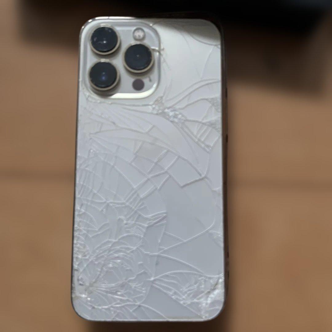 iPhone13Pro 256GB ゴールド　背面、レンズ割れ