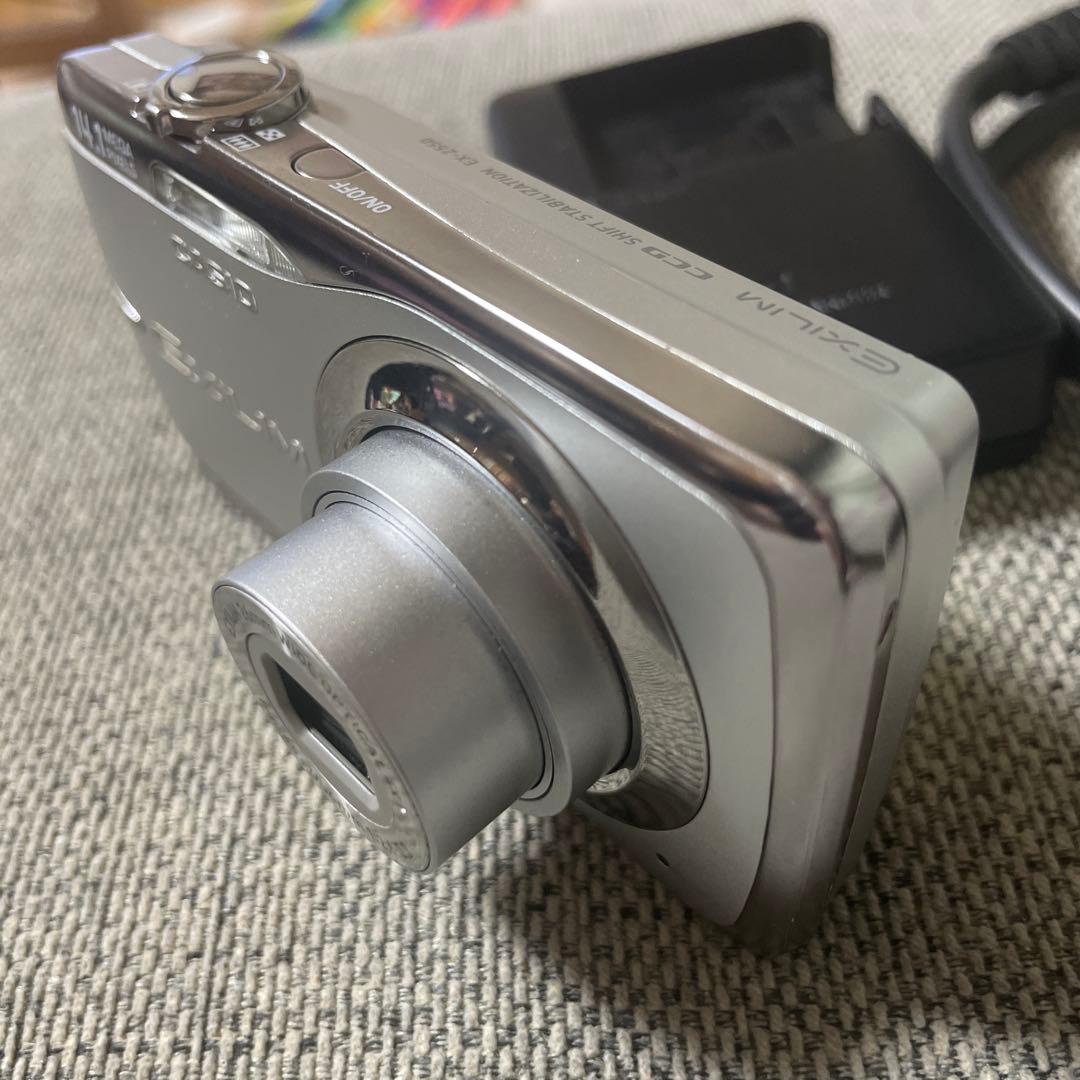 い*し様 【動作良好】CASIO EXILIM EX-Z550 シルバー