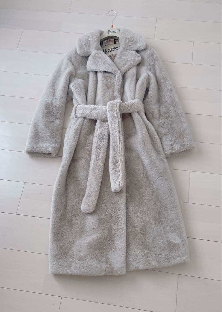 新品同様美品Herno ベージュベルト付きロングコート42