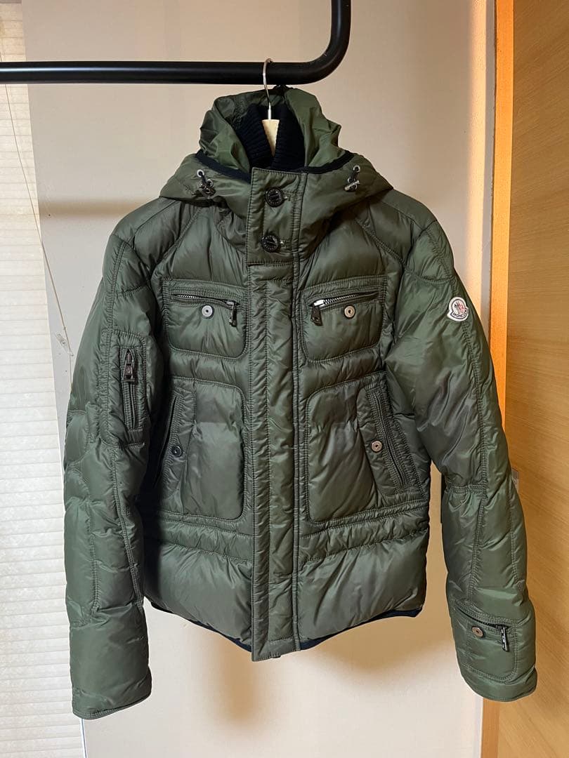 Moncler オリーブグリーンダウンジャケット