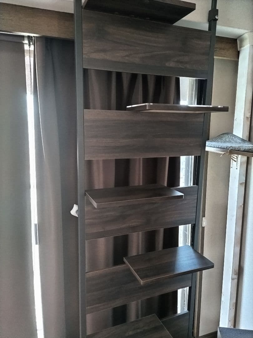 【美品】アイリスオーヤマ 突っ張り型キャットステップ 　ウォールナット