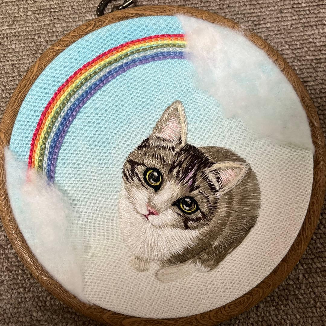 ハンドメイド刺繍フレーム　雨上がりの虹と猫