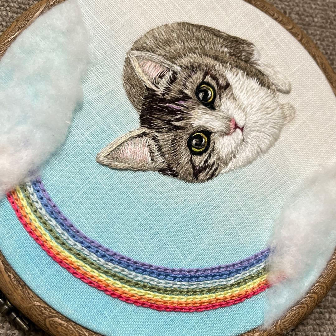 ハンドメイド刺繍フレーム　雨上がりの虹と猫