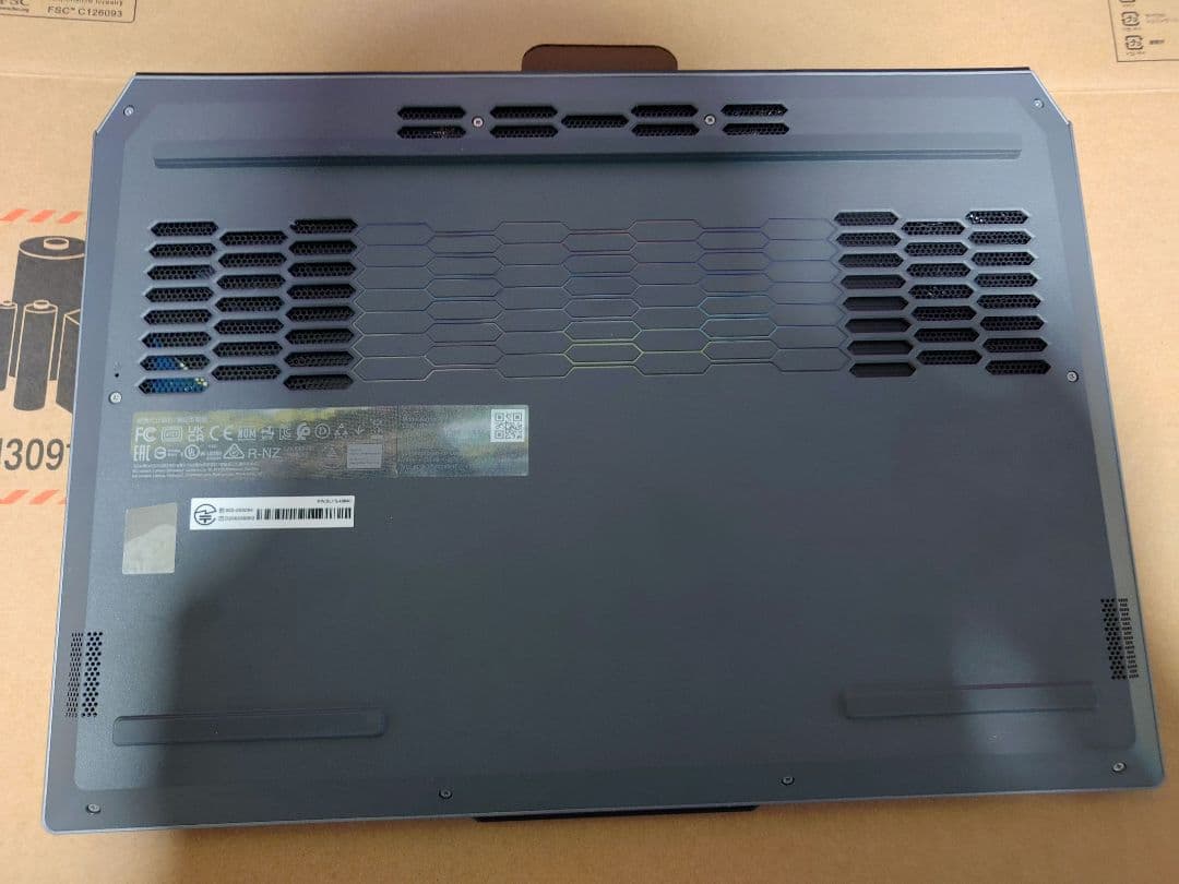 ノートパソコン Lenovo LOQ 15IRX9　15.6インチ