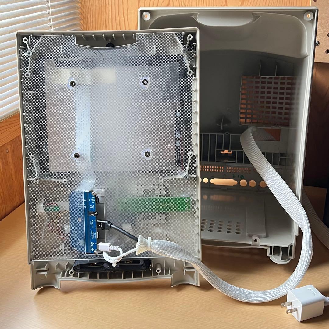 カラクラの筐体にiPadの液晶とHDMIコントローラーを組み込んだもの VESA