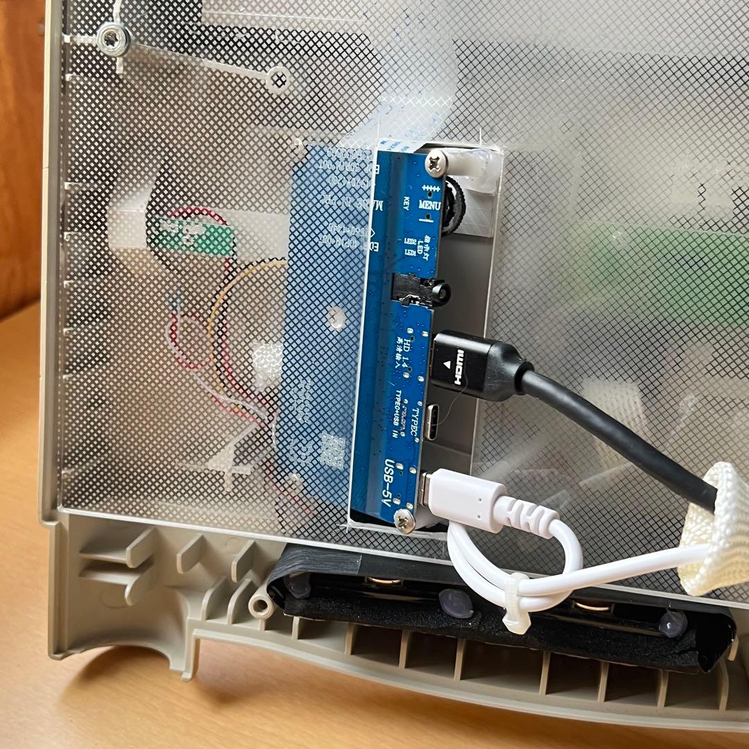 カラクラの筐体にiPadの液晶とHDMIコントローラーを組み込んだもの VESA