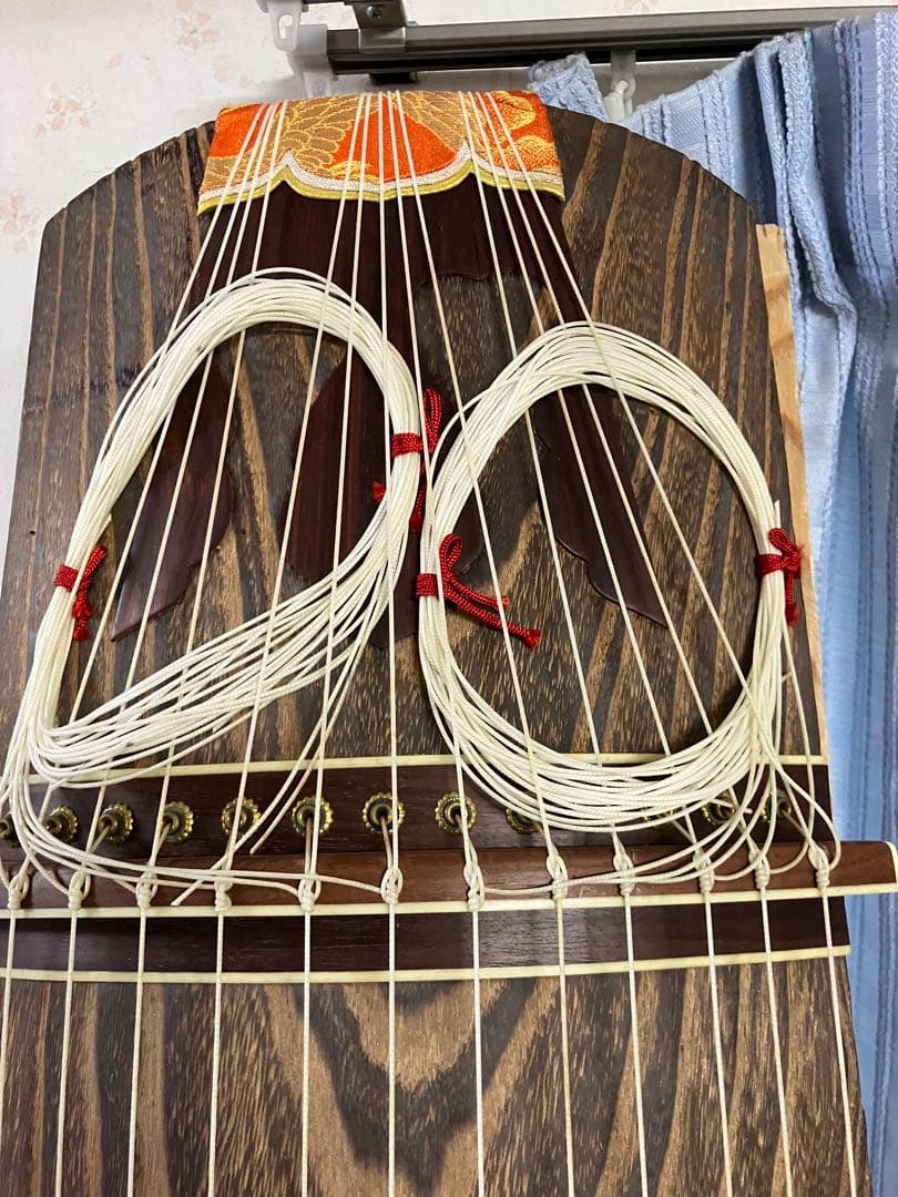 お琴です。箏曲部でのお家練習用に、良い音色です。