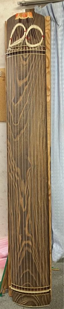 お琴です。箏曲部でのお家練習用に、良い音色です。