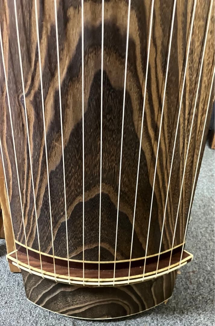 お琴です。箏曲部でのお家練習用に、良い音色です。