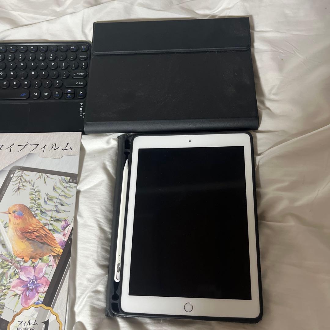 ホワイト iPad 本体 + ブラックカバー + Bluetoothキーボード