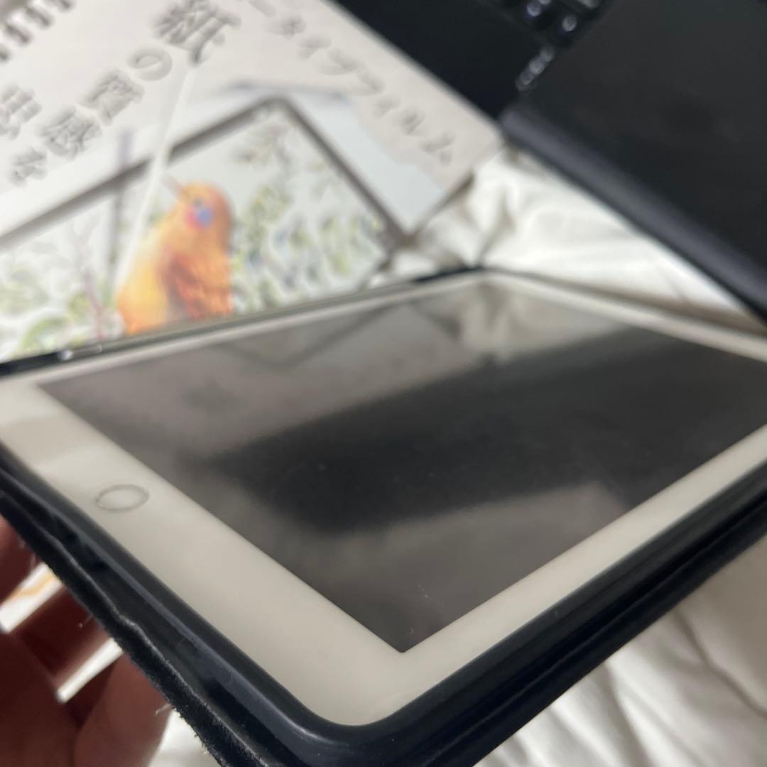 ホワイト iPad 本体 + ブラックカバー + Bluetoothキーボード