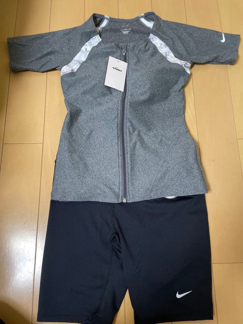 【新品未使用】　NIKE スポーツ用水着 半袖トップス グレー