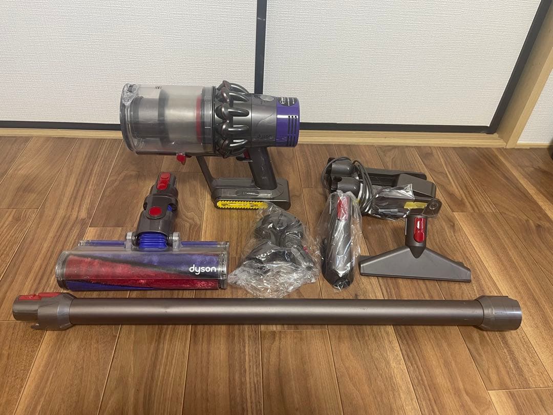 ダイソンDyson V10 (sv12)の充電式掃除機、ブラシノズル付き。