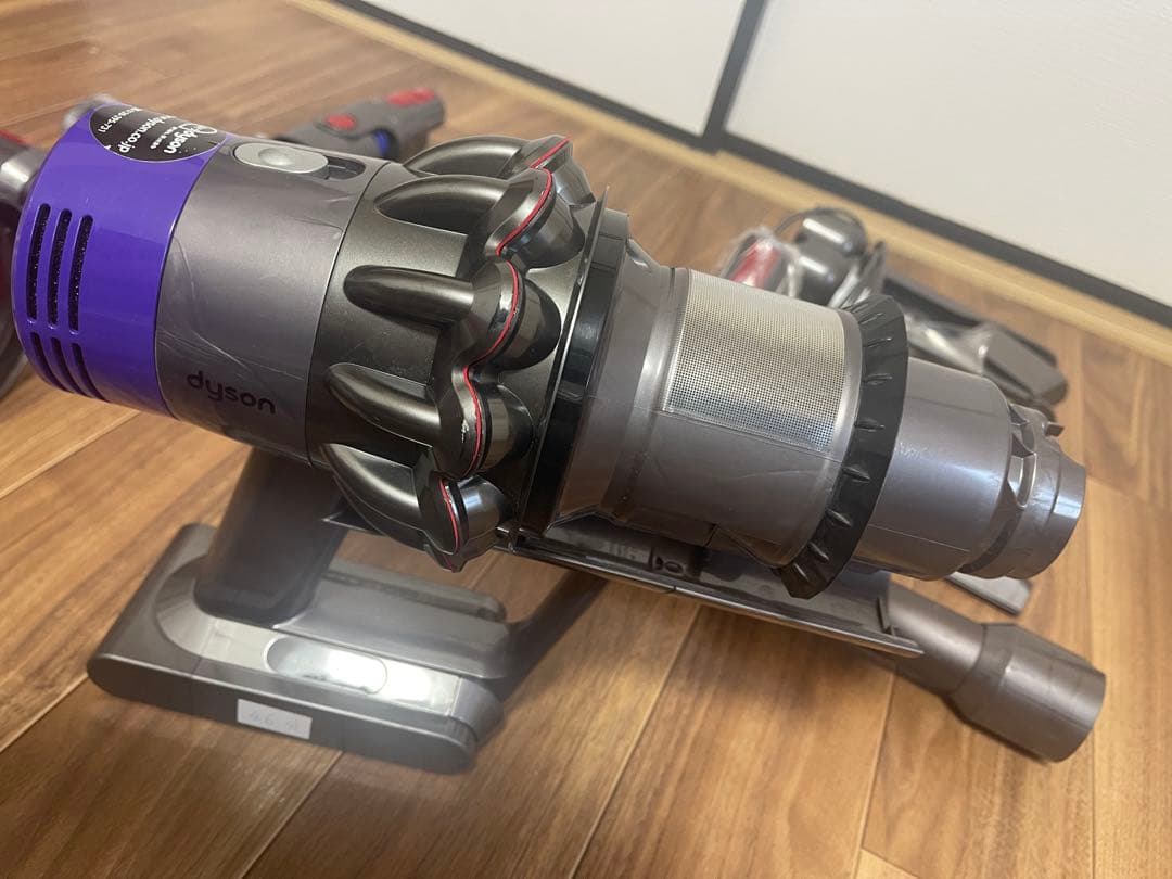 ダイソンDyson V10 (sv12)の充電式掃除機、ブラシノズル付き。