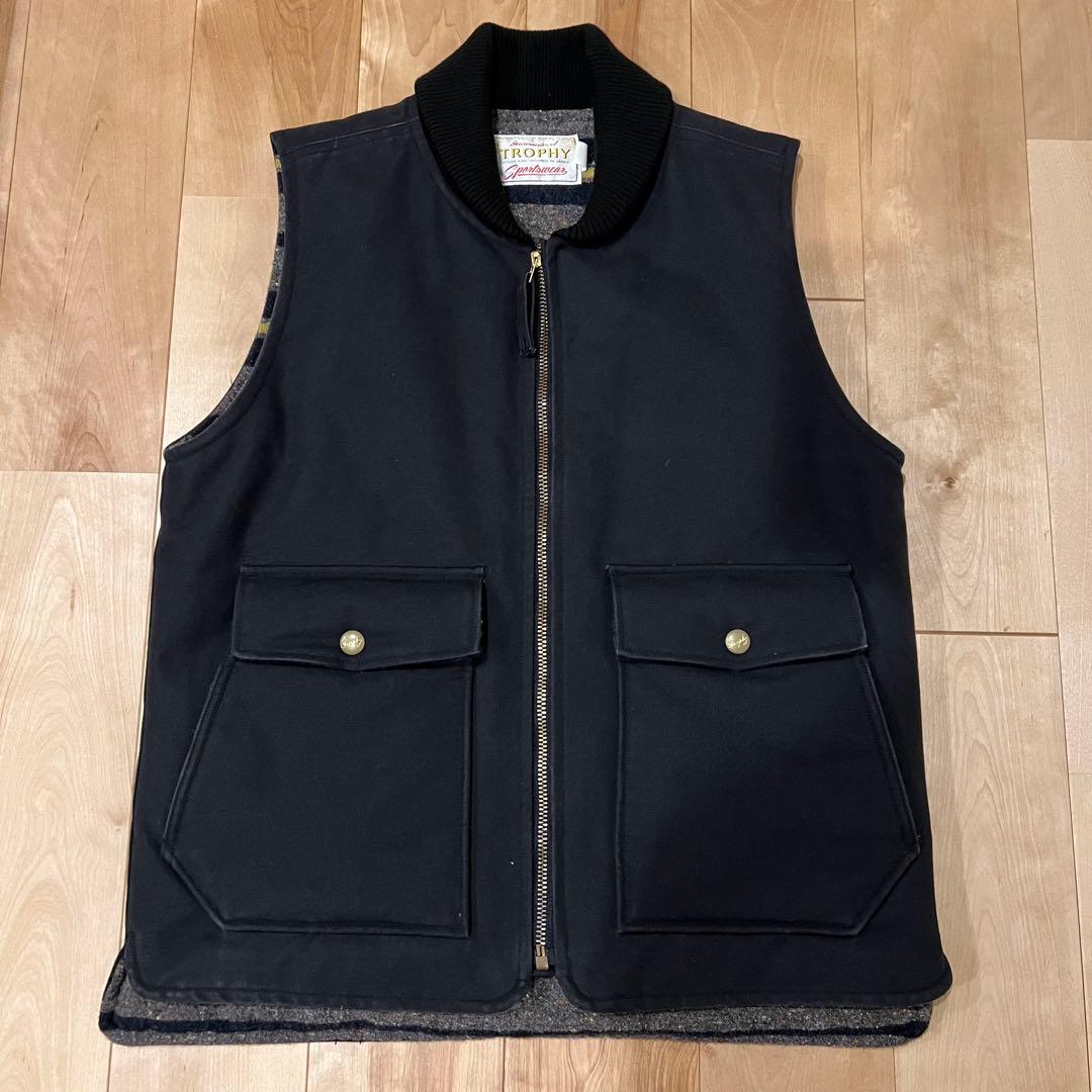 トロフィークロージング　ベスト　美品 ブラック