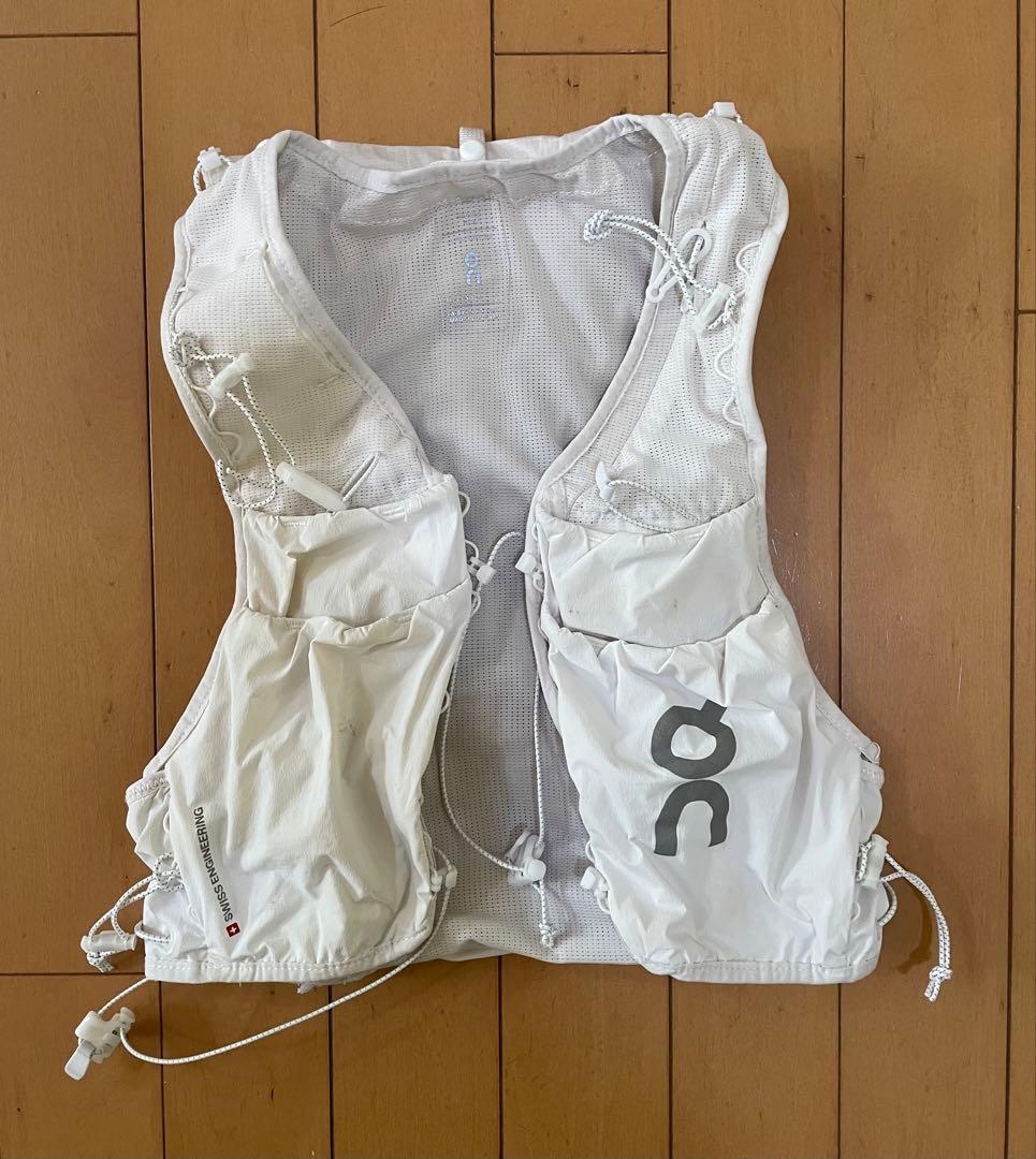 ON ULTRA VEST 10L ホワイト S